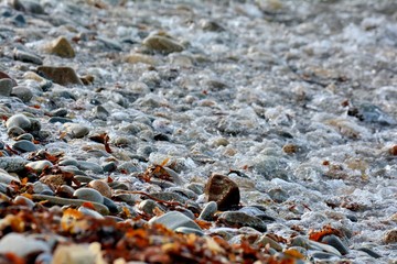 La mer qui vient sur les galets d'une plage en Bretagne