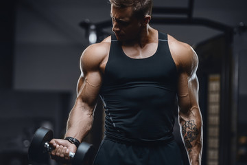 Hübsche, starke athletische Männer, die Muskeln trainieren, Fitness- und Bodybuilding-Konzepthintergrund aufpumpen - muskulöse Bodybuilder-Fitness-Männer, die Arme-Bauch-Rücken-Übungen im nackten Oberkörper der Turnhalle machen.