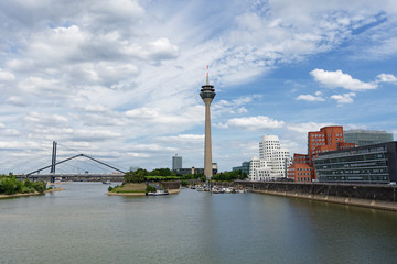 Fototapeta na wymiar im Medienhafen Düsseldorf
