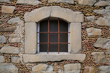 Fototapeta na wymiar L'antica finestra di pietra