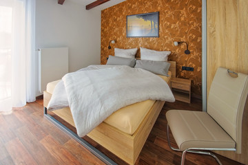 ein helles modernes Schlafzimmer - a bright friendly bedroom