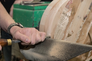 Schreiner drechselt mit Meissel - Nahaufnahme