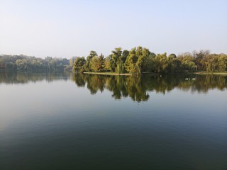 Fototapeta na wymiar Reflection of trees in the lake during fall season