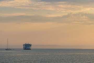 Fototapeta premium Misty Morning as the Martha's Vineyard Ferry arrives in Vineyard Haven
