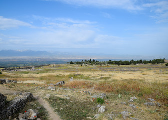 Obraz premium Antique ruins and limestone blocks in Hierapolis, Turkey. Ancient city.