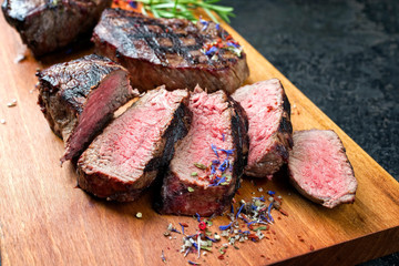 Traditionell gegrillte dry aged Wagyu Rinderhüfte Steak mit Gewürzen und Kräuter als closeup auf...