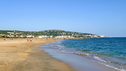 La plage du Lido près de la ville de Sète et le mont Saint-Clair