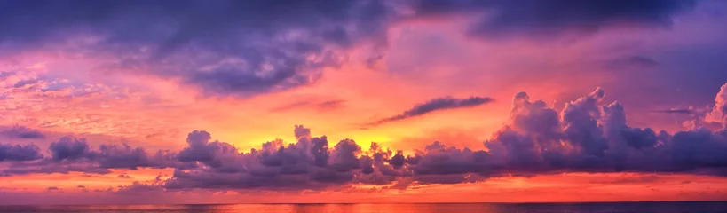 Foto op Plexiglas Phuket strand zonsondergang, kleurrijke bewolkte schemering hemel reflecteren op het zand staren naar de Indische Oceaan, Thailand, Azië. © Jeremy