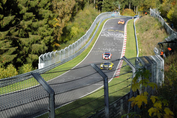 Rennfahrzeuge bei Langstreckenrennen auf Rennstrecke - Stockfoto