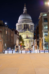 Fototapeta premium St. Pauls London bei Nacht
