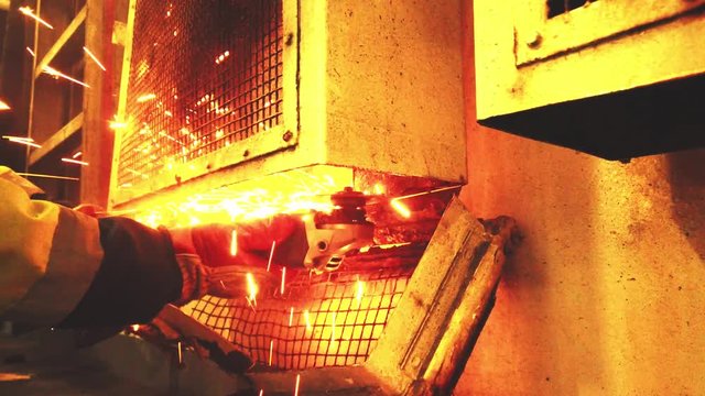 Mit einer Trennscheibe wird durchgerostetes Blech abgeschnitten