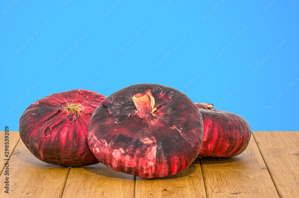 Poster red onions 3d rendering with realistic texture on the wooden table