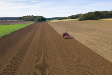 Un tracteur dans une parcelle de terre