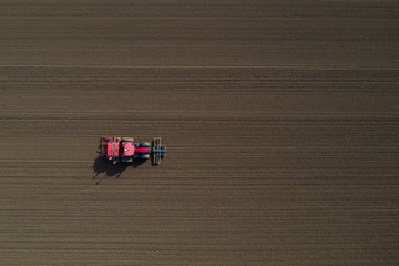 Un tracteur dans une parcelle de terre