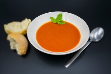 mediterrane Tomatensuppe mit Minze mit unscharfen Hintergrund