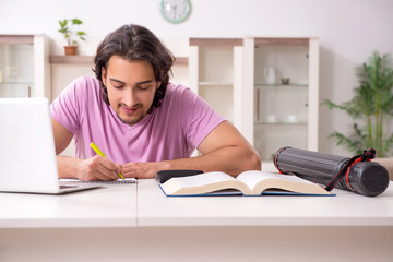 Obraz premium Young male student preparing for exams at home