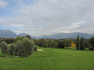 Golfloch aus der Ferne - Natur, Wolken, Golfplatz