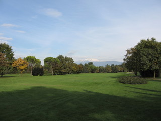 Blick auf den Fairway eines Golfplatzes