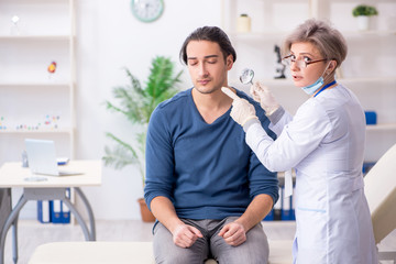 Obraz premium Young patient visiting doctor in hospital