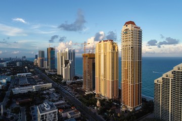 Obraz premium Aerial view of seascape sunset. Sunny Isles, Miami, United States. Great landscape. Vacation travel. Tropical travel.