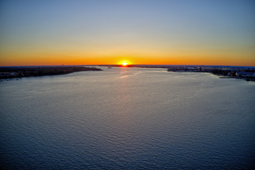 Obraz premium Aerial View Sunset over the Delaware River Philadelphia