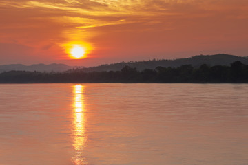 Obraz premium Beautiful of sunset at Mekong River scenery in Chiang Khan district, Loei Thailand.