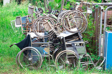 Fototapeta na wymiar Wheelchairs for the disabled in hospital with old condition. recycled.