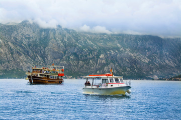 statki we fiordzie, morze Adriatyckie, Czarnogóra - obrazy, fototapety, plakaty