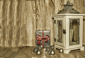 Imagen Navideña con regalos y adornos de navidad, con farolillos y fondo de madera