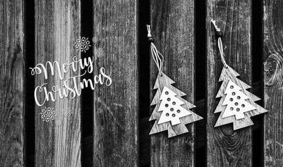 Imagen Navideña en blanco y negro con adornos de madera y texto de navidad