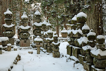雪の高野山奥の院