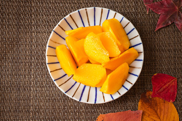 皿に乗っている柿