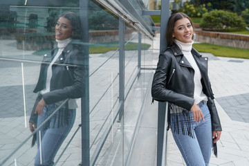 Obraz premium Pretty woman walking on her way to work