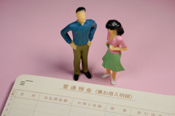 普通預金を見る男女