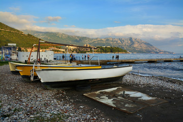 łodzie na plaży, zatoka morza Adriatyckiego, Czarnogóra © VinyLove Foto
