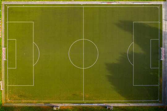 Fußballfeld mit deutlich erkennbaren Linien, Drohnenfoto
