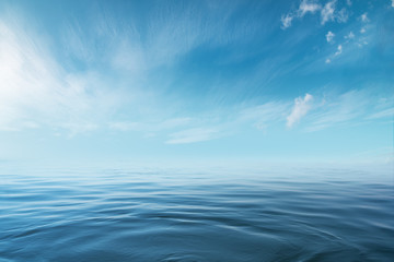 Mer bleue ou océan avec ciel ensoleillé et nuageux
