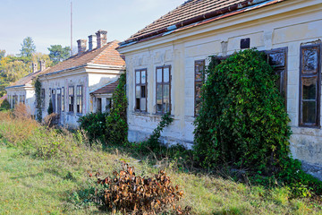 Verlassene Arbeiterhäuser eines ehemaligen Ziegelwerkes in Niederösterreich