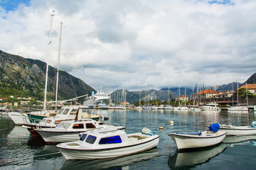 Fototapeta na wymiar port, jachty, stare miasto Kotor w Czarnogórze, UNESCO