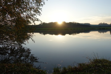 Herbst - Wald - See - Sonne - Laub