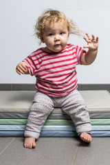 b&eacute;b&eacute; fille assise