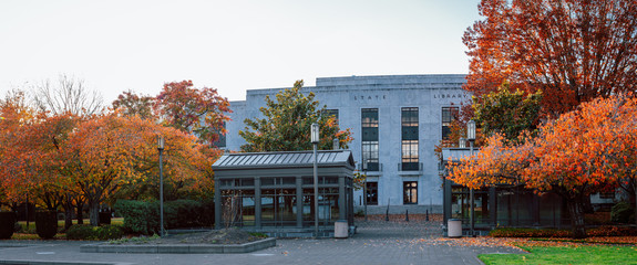 Obraz premium Building of State Library of Oregon in Autumn season
