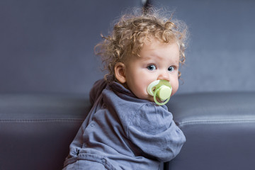 bébé fille avec tétine