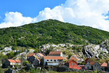 wieś Njeguszy w Czarnogórze słynąca z suszonej szynki 