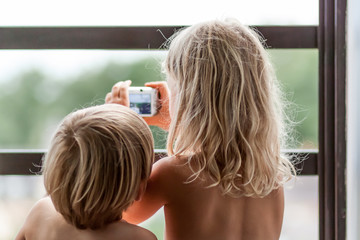 Enfants prennant une photo de dos