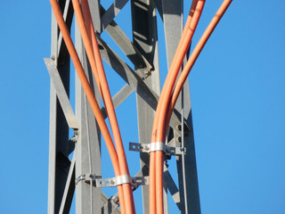 Torres electricas que sujetan cables de cobre que transportan la electricidad.