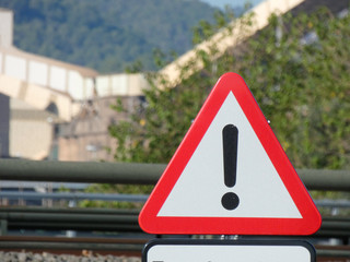 Señal de puente inundable, de precaución de cuidado. Señal de tráfico; señal triangular