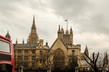 Fototapeta na wymiar Doppeldeckerbus in London fährt am Parlamentsgebäude vorbei