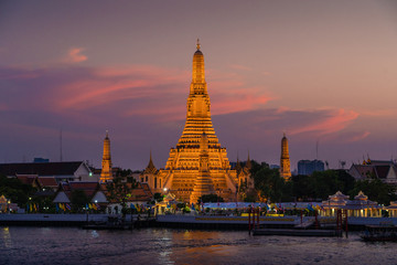 Naklejka premium Wat Arun or Temple of Dawn in sunset, Wang Doem Rd., Khwaeng Wat Arun, Bangkok Yai district, Bangkok, Thailand