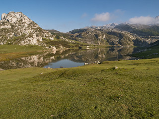 Fototapeta na wymiar Lago montaña